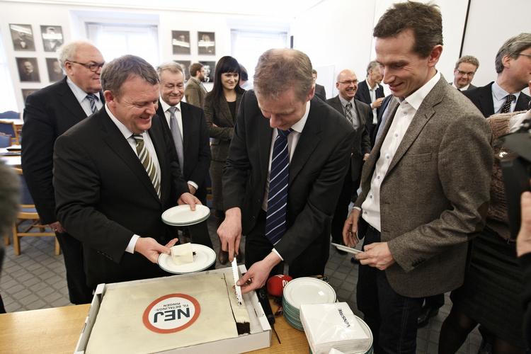 Innovatører? Lars Løkke, Martin Geertsen og Kristian Jensen fejrer at betalingsringen er blevet droppet - ved at spise lagkage. 