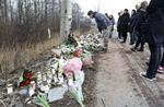 Klassekammerater til en af de fire trafikdræbte lægger blomster og tænder lys på stedet hvor de fire unge kørte sig ihjel på Køgevej ved Roskilde natten til søndag. 