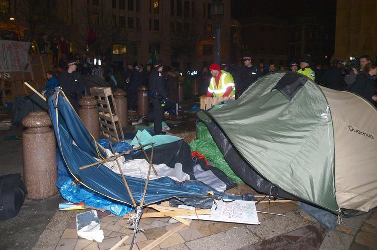 oprydning. 20 mennesker blev ifølge BBC arresteret, da politiet fjernde 'Occupy London Stock Exvhange'-lejren foran St. Paul's katedralen. 