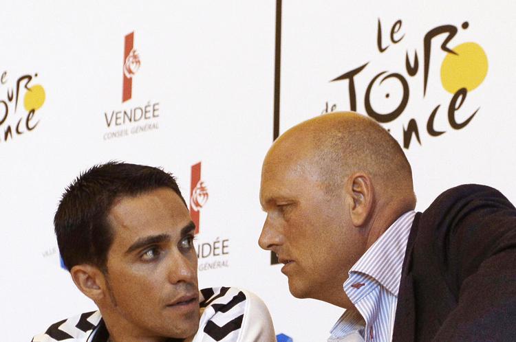 KAMP.  Samarbejdet mellem Bjarne Riis og Alberto Contador er i hvert fald midlertidigt stillet i bero, og nu slås den danske cykelboss for sit holds fremtid. 
