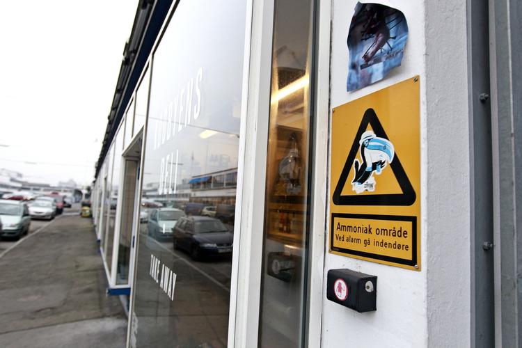 Stop. Et stort køleanlæg udgør en potentiel fare for Kødbyens gæster. Derfor er udviklingen af området sat i bero. 