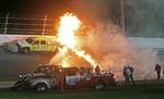 ILDLØS. Hverken Juan Pablo Montoya eller føreren kom noget til efter et sammenstød, der udløste en større brand under Daytona 500. 