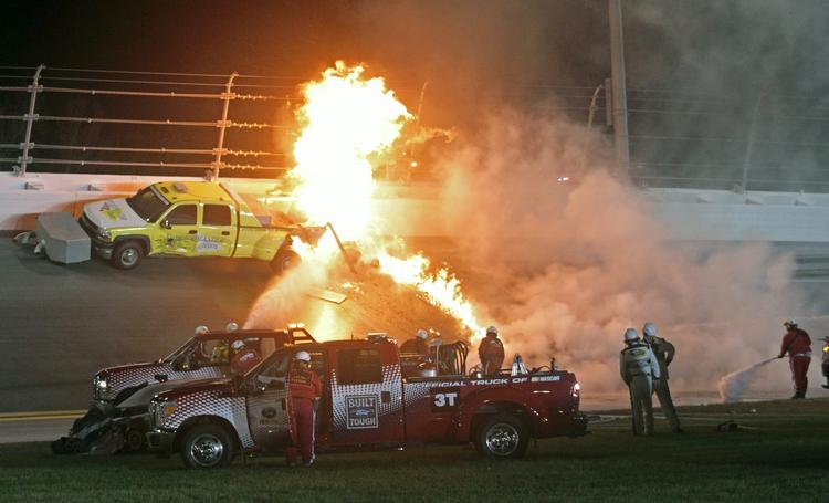 ILDLØS. Hverken Juan Pablo Montoya eller føreren kom noget til efter et sammenstød, der udløste en større brand under Daytona 500. 