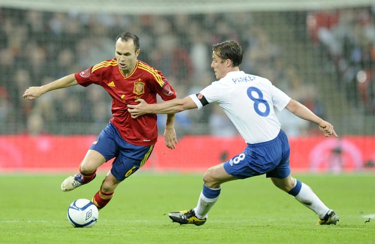 FORBIGÅET. Før VM i i 2010 gjorde landstræner Fabio Capello lige som Andres Iniesta i november 2011 og smuttede uden om Scott Parker. 