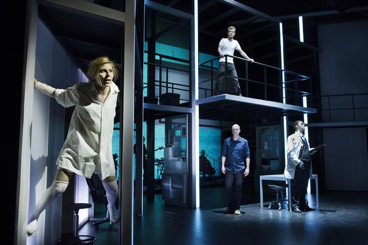 Atypisk. Cecilie Stenspil spiller rollen som psykisk syg i musicalen 'Next to Normal'. 