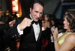 Oui! Hovedrolleindehaver Jean Dujardin og holdet bag den franske stumfilm 'The Artist' snuppede natten til mandag hele fem oscarstatuetter i Hollywood. 