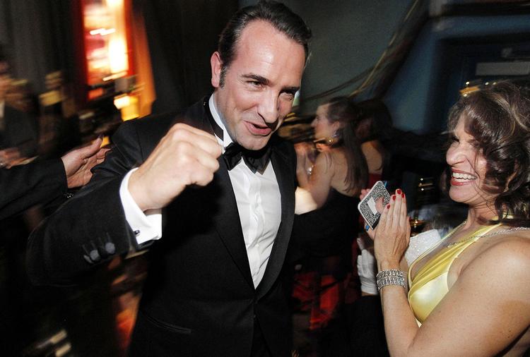 Oui! Hovedrolleindehaver Jean Dujardin og holdet bag den franske stumfilm 'The Artist' snuppede natten til mandag hele fem oscarstatuetter i Hollywood. 