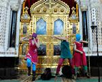 Protest. Det kvindelige punkband Pussy Riot spillede forleden nummeret 'Helligt lort' i Moskvas største kirke. Efter fire minutter blev de overmandet af sikkerhedsfolk. 