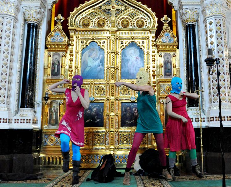 Protest. Det kvindelige punkband Pussy Riot spillede forleden nummeret 'Helligt lort' i Moskvas største kirke. Efter fire minutter blev de overmandet af sikkerhedsfolk. 