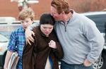 TRAGEDIE. Sorgen er stor påChradon High i Ohio efter mandagens skoleskyderi. 