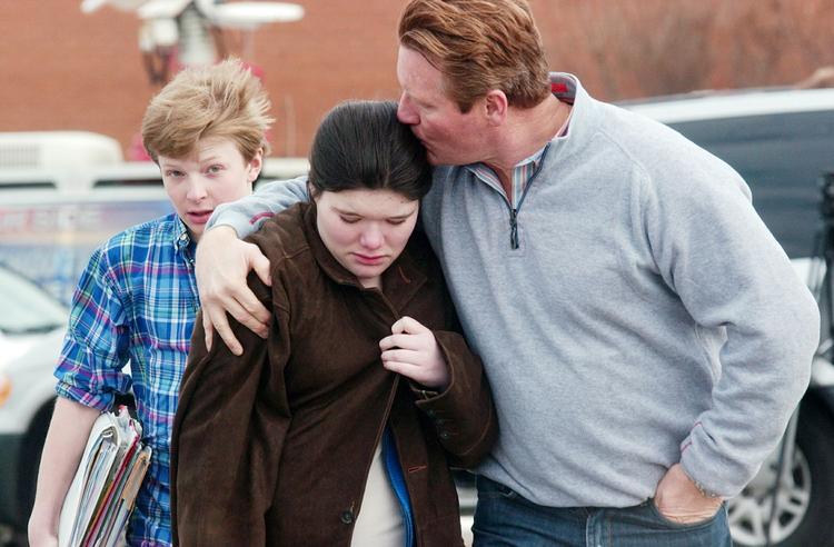 TRAGEDIE. Sorgen er stor påChradon High i Ohio efter mandagens skoleskyderi. 
