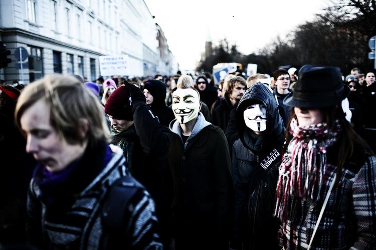 ACTA-modstand. Lørdag demonstrerede 5.000 i mod ACTA-aftalen i København. Her til aften kastede Detektor på DR2 brænde på demonstranternes bål. 