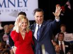 Vinder. Mitt Romney og hans hustru Ann fejrer sejren i sin fødestat Michigan efter hård kamp mod Rick Santorum. 