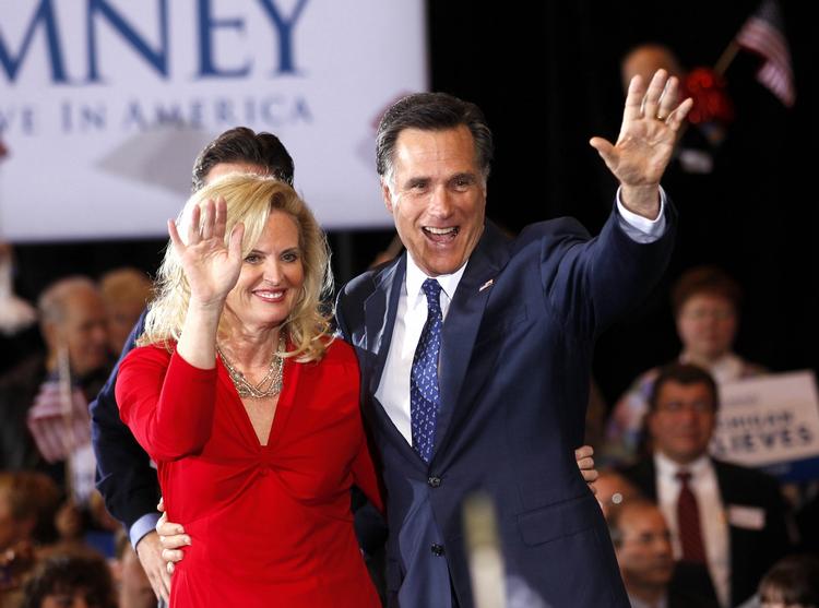 Vinder. Mitt Romney og hans hustru Ann fejrer sejren i sin fødestat Michigan efter hård kamp mod Rick Santorum. 