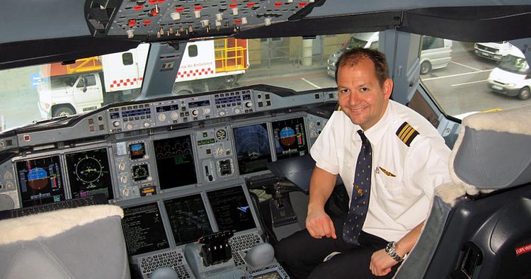 VELKENDT. »Cockpittet i A 380 er lidt anderledes end i de mindre fly, men principperne er de samme«, fortæller den danske pilot Jacob Ryfos. 