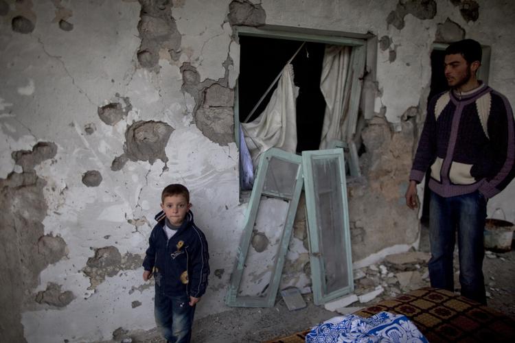 ØDELÆGGELSER. Beboer ved sit sønderskudte hjem i Sarmir, en af de byer, der har været skueplads for kampe mellem Syriens militær og oprørere. 