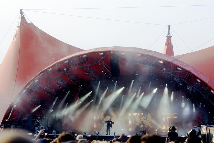 Orange. Den danske rapper L.O.C. (Liam O'Connor) er en af de mange navne, der har spillet på Roskilde Festivalens Orange Scene. Politiken gav koncerten sidste år 6 hjerter. 