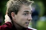 Venter. Christian Eriksen føler ikke, at han er færdigudviklet i den hollandske klub Ajax. 