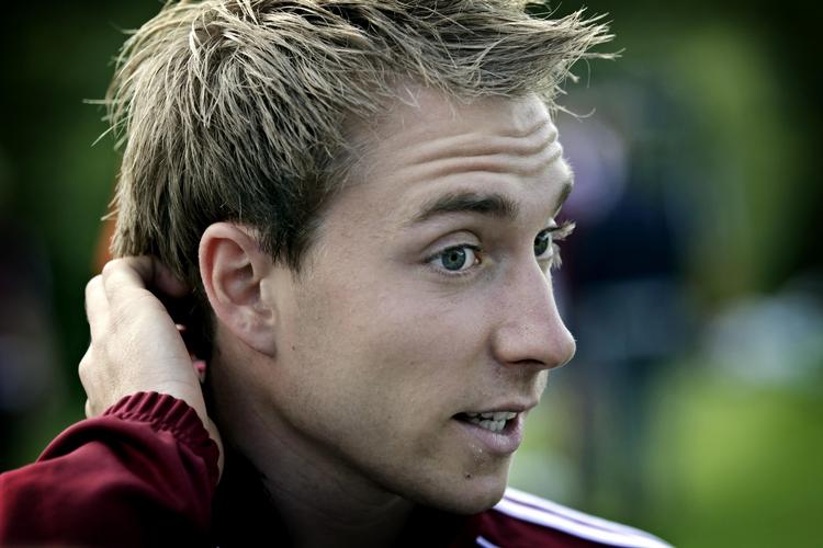 Venter. Christian Eriksen føler ikke, at han er færdigudviklet i den hollandske klub Ajax. 