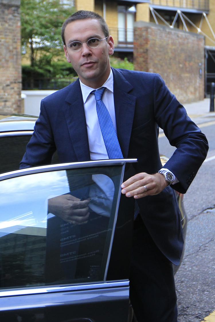 James Murdoch trækker sig som bestyrelsesformand for News International, der ejer flere engelske aviser. 