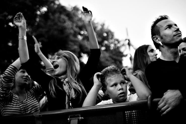 TIVOLI. 'Hvid chokolade' og 'Den gale pose' var de første til at optræde ved Fredagsrock i Tivoli. Men nu blander Roskilde Festival sig også i festlighederne.. Her ses et billede fra Fredagsrocks 10 års jubilæum. 