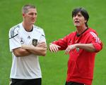 dilemma. På den ene side håber Joachim Löw (th.) at Bastian Schweinsteiger og Bayern München når finalen i Champions League, men det vil også volde ham problemer. 