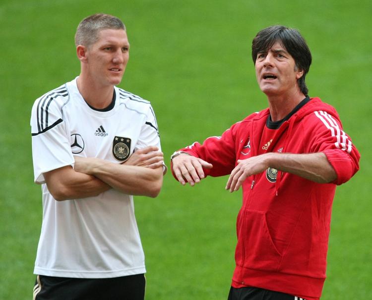 dilemma. På den ene side håber Joachim Löw (th.) at Bastian Schweinsteiger og Bayern München når finalen i Champions League, men det vil også volde ham problemer. 