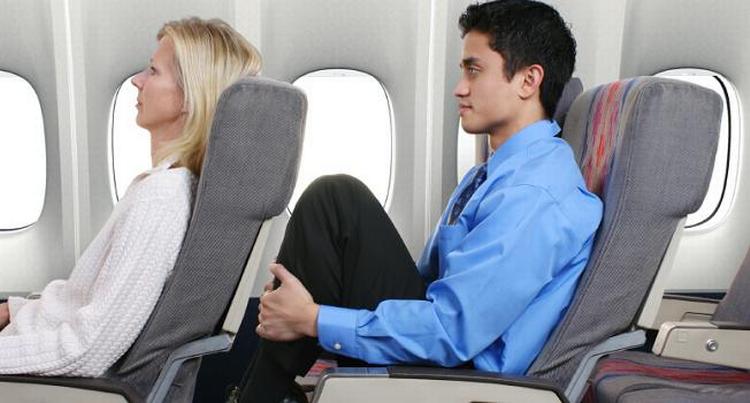 SÆDE-GYMNASTIK. Det er vigtigt at bevæge benene ofte under en flyvning. (Arkivfoto) 