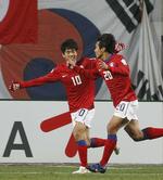 VIDERE. Sydkorea skulle have point mod Kuwait for at være sikker på at komme videre i den asiatiske kvalifikation, og det lykkedes med en 2-0-sejr med Lee Dong-Gook (th.) som første målscorer. 