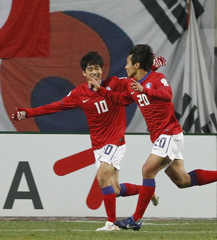 VIDERE. Sydkorea skulle have point mod Kuwait for at være sikker på at komme videre i den asiatiske kvalifikation, og det lykkedes med en 2-0-sejr med Lee Dong-Gook (th.) som første målscorer. 