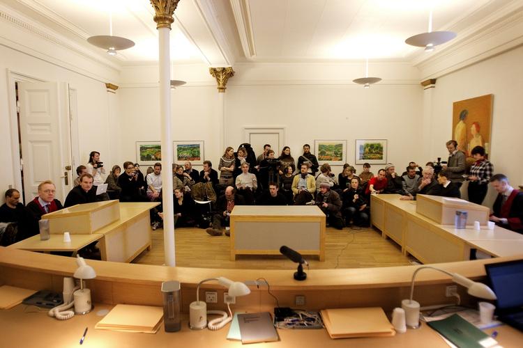 Retssamfund. I dag er det i hovedreglen kun medlemmer af de mindre eller mindre repræsentative politiske partier, der bliver indstillet til domsmænd. 