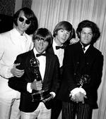Boyband. Davy Jones ses her sammen med de øvrige medlemmer af The Monkees som nummer to fra venstre ved Emmy-uddelingen i 1967. 