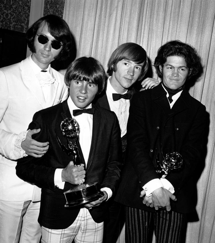 Boyband. Davy Jones ses her sammen med de øvrige medlemmer af The Monkees som nummer to fra venstre ved Emmy-uddelingen i 1967. 