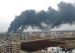 BOMBARDEMENT. Røgfaner over Homs. Billedet er offentliggjort af nyhedsbureauet Sana. Imidlertid er det ikke helt klarlagt, hvad der får dem til at stige op over oprørsbyen. 