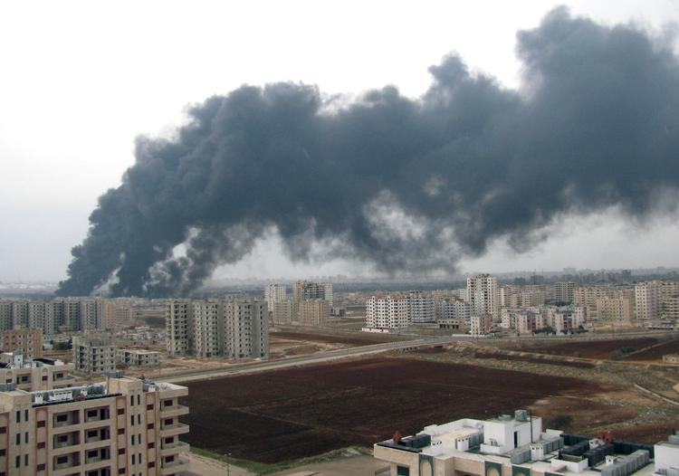 BOMBARDEMENT. Røgfaner over Homs. Billedet er offentliggjort af nyhedsbureauet Sana. Imidlertid er det ikke helt klarlagt, hvad der får dem til at stige op over oprørsbyen. 