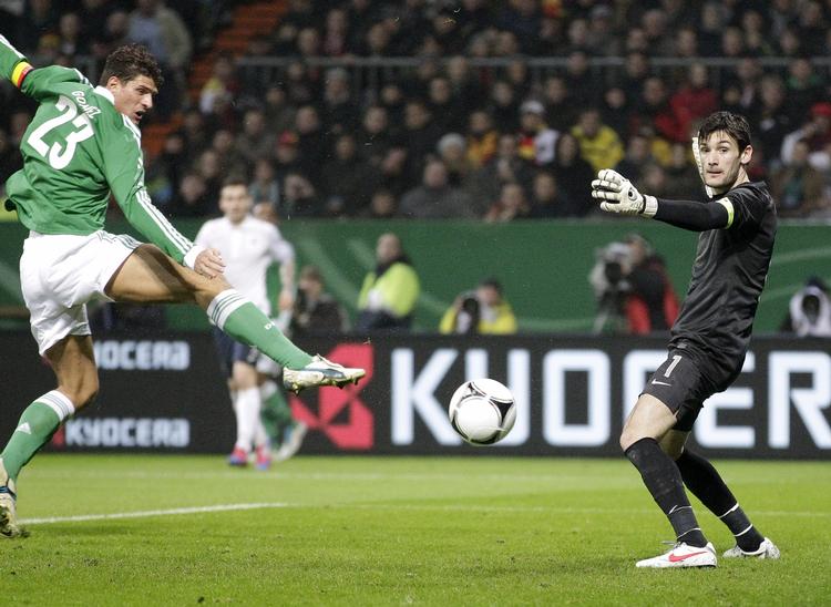 FORBIER. Mario Gomez fik ikke scoret hos Hugo Lloris i denne situation. 