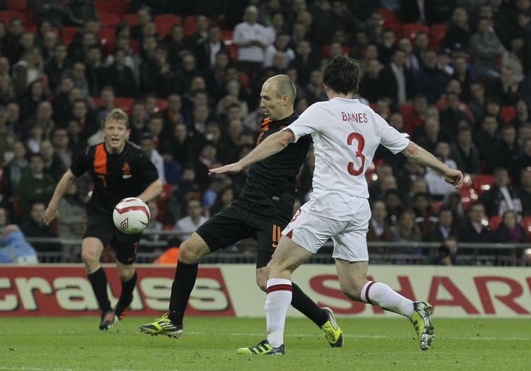matchvinder. Med to mål afgjorde Arjen Robben kampen mod England på Wembley. 