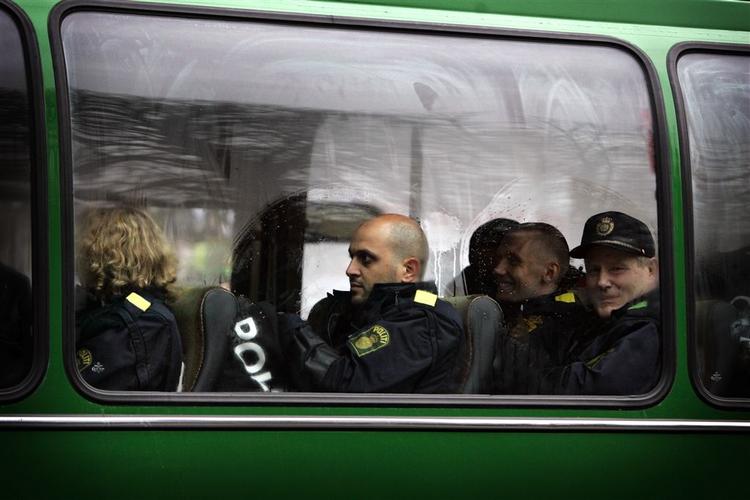 Politiet patruljerer intensivt på Christianshavn og ved Ungdomshuset, men forholder sig ellers afventende til, hvad der måtte ske i dag. 