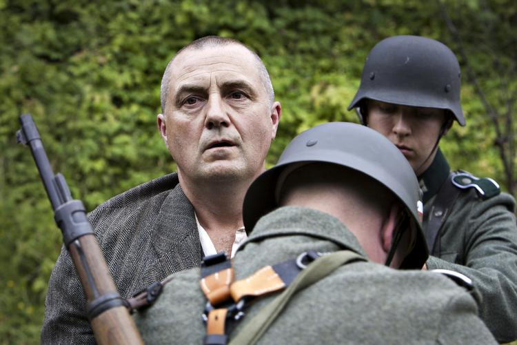 Nødvendigt. Jens Jørn Spottag er troværdig som Marius Fiil, der elskede sin familie, men følte sig kaldet til at risikere sit liv og byde den tyske besættelsesmagt op til kamp. 