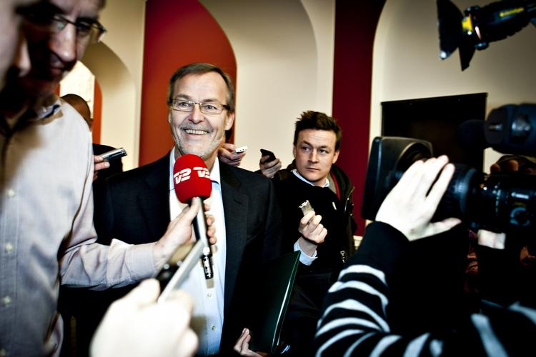Bankpakke. Ved middagstid møder erhvervs- og vækstminister Ole Sohn pressen efter et møde med forligskredsen bag Finansiel Stabilitet. 