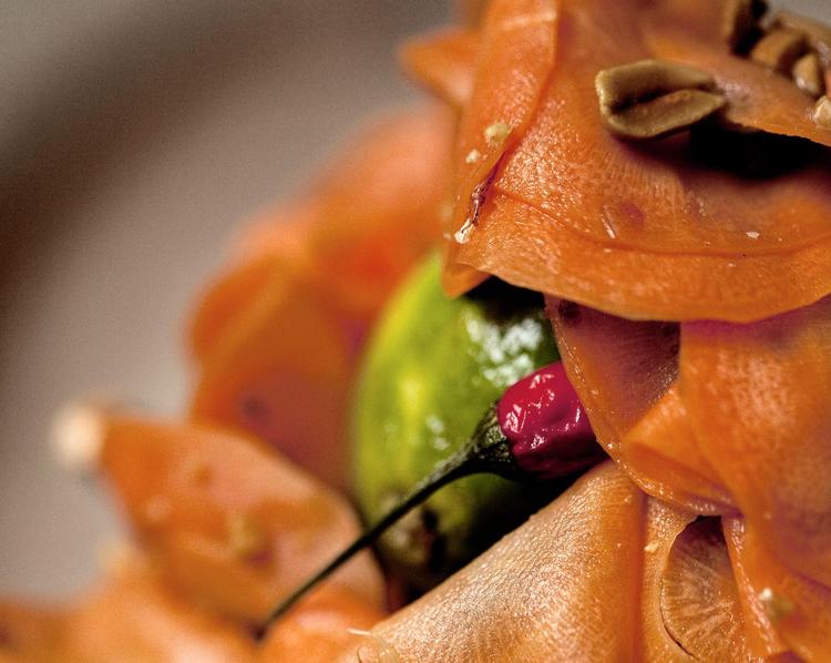 Østen er meget ny for mig da jeg sidste år var i Thailand for første gang. Det var en fantastisk kulinarisk rejse som måtte gentages igen i år og inspirationen kan hentes i spandevis på de små gadekøkkener der er overalt i landet. 