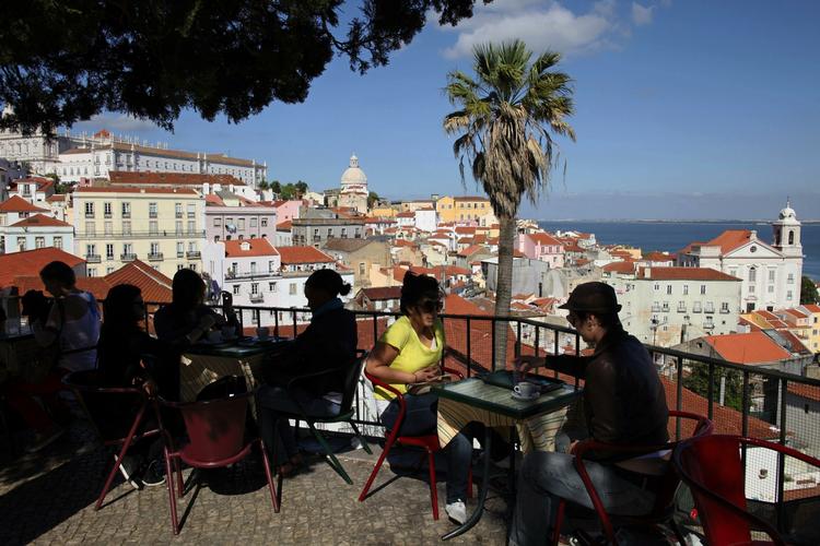 Forårsstemning i Lissabon. Påsken nærmer sig, og det er med fornuftige priser på flybilletter. 