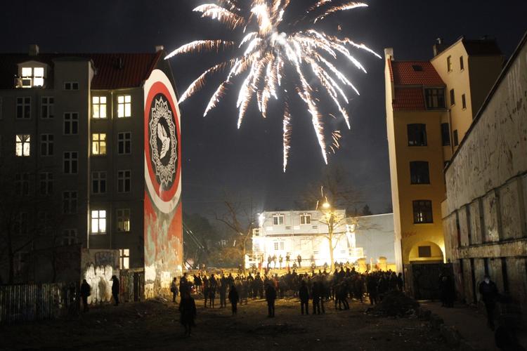 MINDER. Demonstrationen er nået til Jagtvej 69, hvor det hedengangne Ungdomshuset lå. 