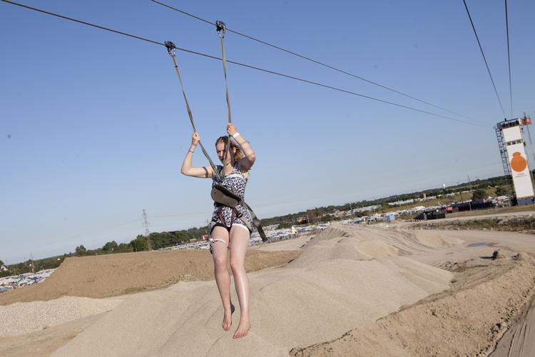 Grus. Sidste år kunne festivalgæsterne svæve hen over den 502 m lange grusgrav. Til sommer vil den være dækket af jord. 