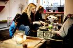 Lækkerier. Byen har masser af alternative spisesteder. Tang, hampefrø  eller bipollen er bare nogle få af  de lidt anderledes ingredienser, der indgår i The Raw Tribes i Blågårdsgade delikate serveringer. 