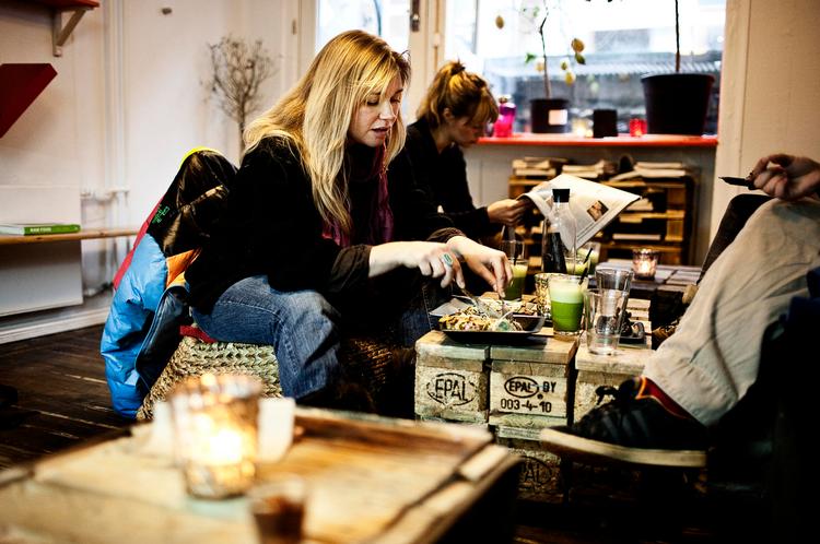 Lækkerier. Byen har masser af alternative spisesteder. Tang, hampefrø  eller bipollen er bare nogle få af  de lidt anderledes ingredienser, der indgår i The Raw Tribes i Blågårdsgade delikate serveringer. 