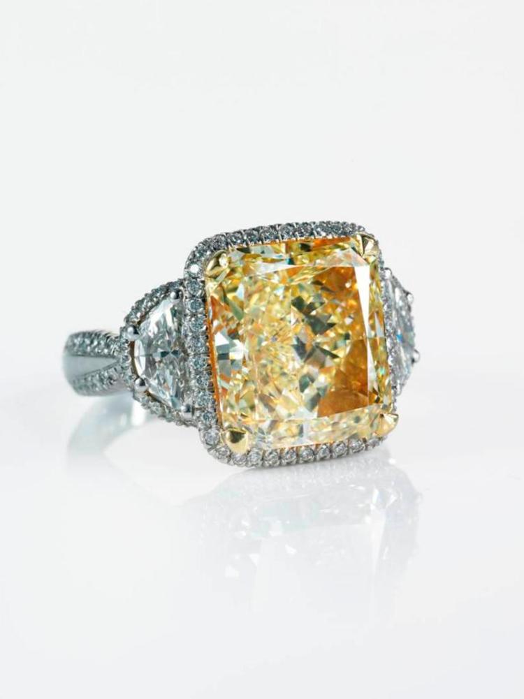 Bling. Stein Baggers kones fingerring med en gul diamant på ca. 8 karat er vurderet til mellem 200 og 250.000 kroner. 