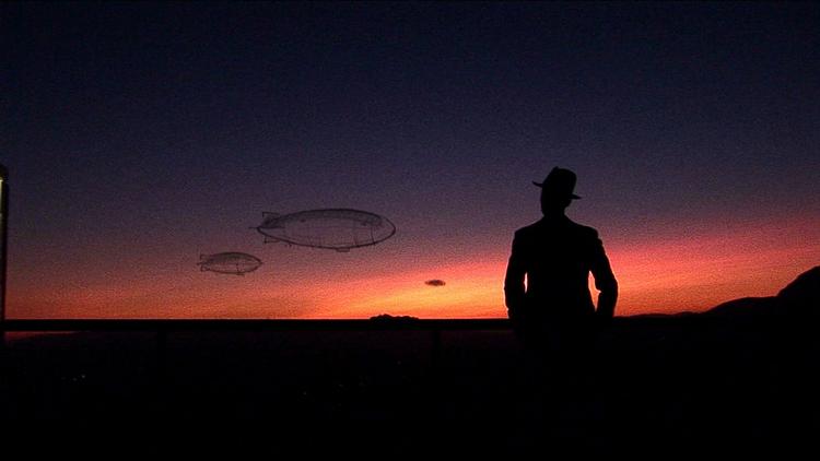 Hollywooddrømme. Dokumentarfilmen 'Flugten til Hollywood' følger en ung storyboardtegners fantasifulde færd til filmbyen. Du kan fortabe dig i den poetiske filmfortælling fredag aften, når Filmværkstedets månedlige arrangement Sneakbar holder farvelfest i Cinemateket. 