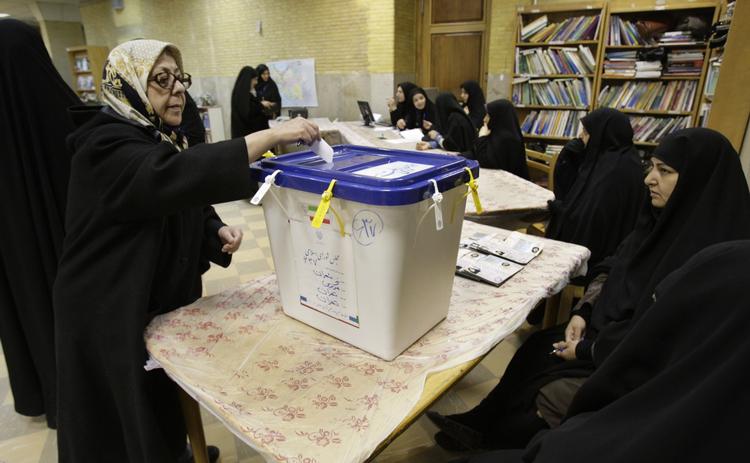 VALG. Iranerne går til parlamentsvalg i dag. Her stemmer nogle kvinder ved et valgsted i Teheran. Mere end 48 millioner iranere er berettigede til at stemme. 