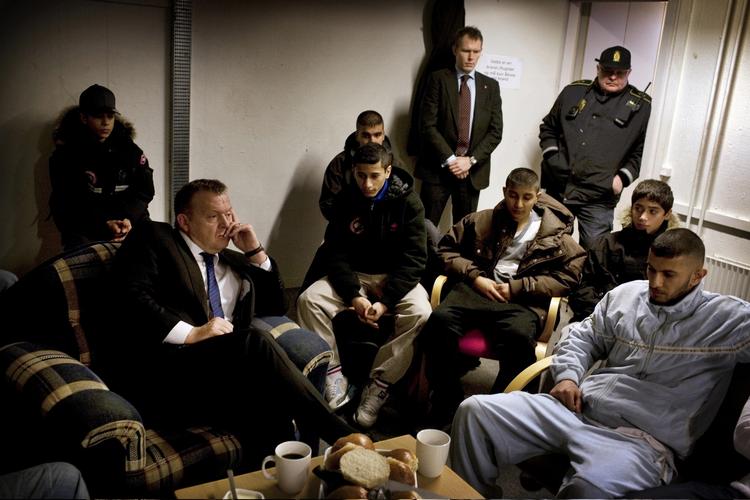 Pressefoto.  Sidste års vinder af Årets Pressefoto blev Politikens fotograf Martin Lehmann med dette billede af forhenværende statsminister Lars Løkke Rasmussen på besøg hos en gruppe indvandrerdrenge i Askerød. 